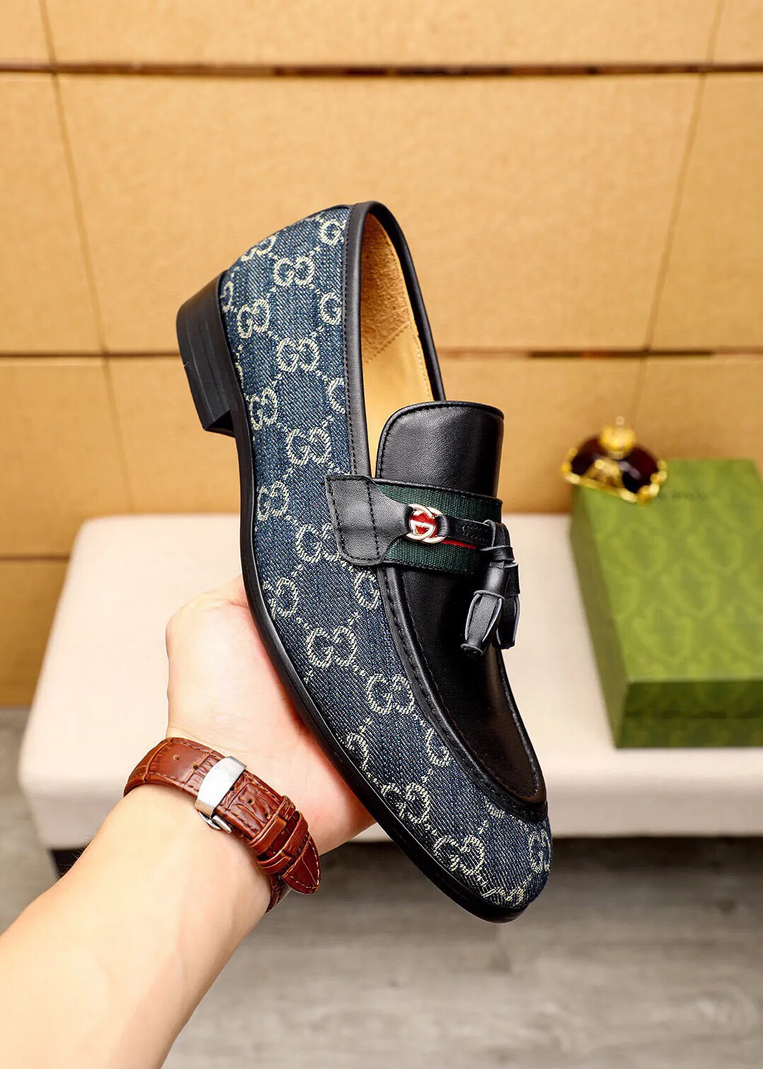 Men's shoes 💰520 💐 Product trademark: GUCCI "Gucci" casual leather shoes Regular size: 39-44 (38.45🉑️customized) Product materials: Selected imported first-layer calfskin upper + luxury hardware buckle, imported water-dyed cowhide leather lining. Strong three-dimensional visual effect, original combination outsole Color: 2⃣️colors available